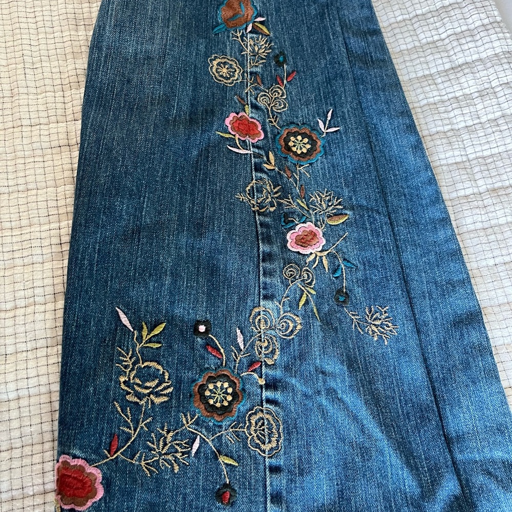 Caslon Blue Classic Denim Jeans with Contrast Stitching floral embroidery